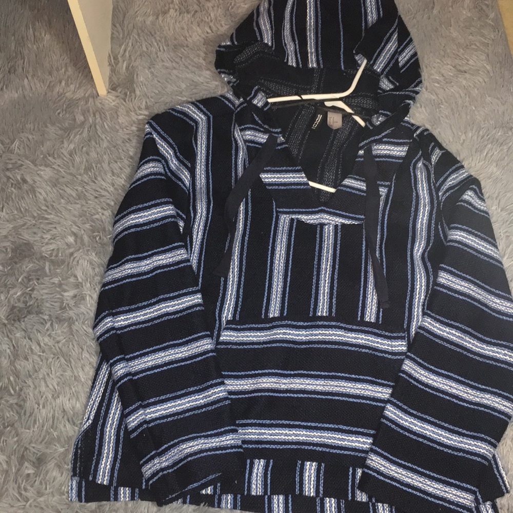 Cozy vintage looking sweater💙
